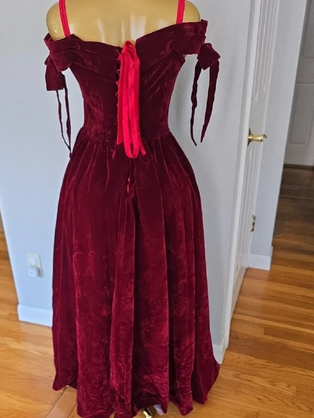 Elegant Burgundy Velvet Off-Shoulder Evening Dress - Picture 4 of 4